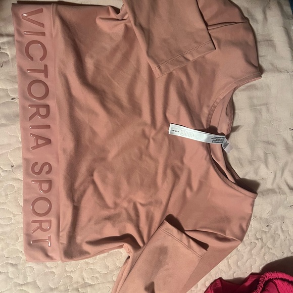 Sports top - Picture 2 of 3